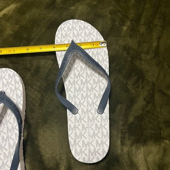 Michael Kors Navy and White Flip Flop Sandals 9 women’s - Picture 6 of 7
